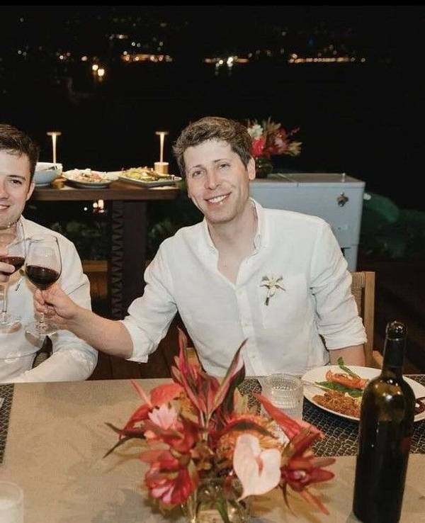 OpenAI-Chef und ChatGPT-Entwickler Sam Altman (r.) mit seinem Mann Oliver Mulherin (l.) im Jahr 2024 auf Hawaii.