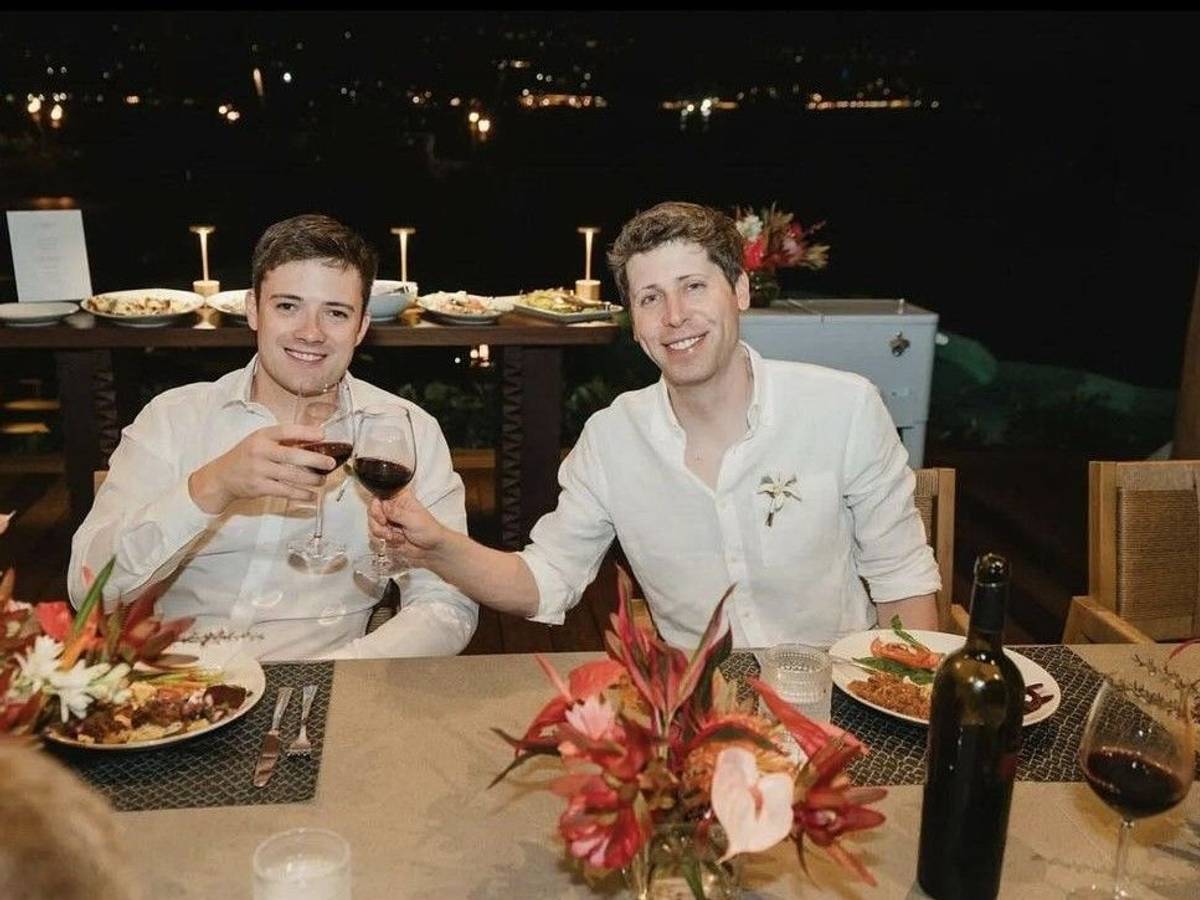 OpenAI-Chef und ChatGPT-Entwickler Sam Altman (r.) mit seinem Mann Oliver Mulherin (l.) im Jahr 2024 auf Hawaii.