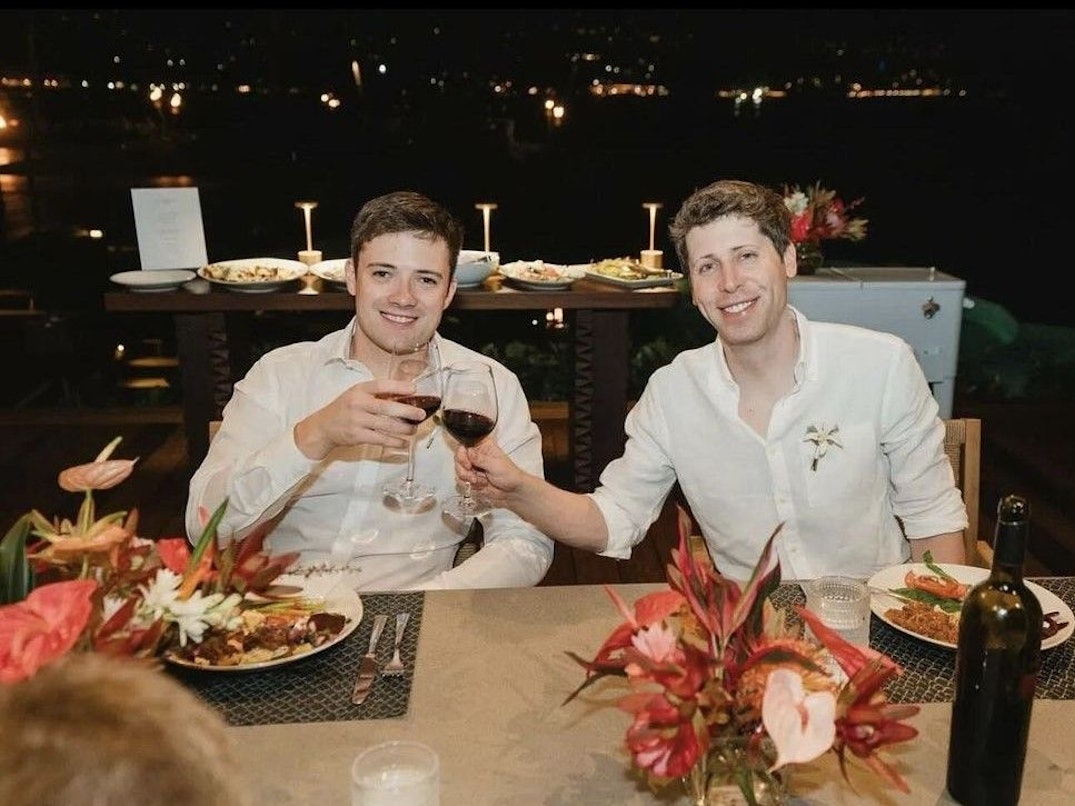 OpenAI-Chef und ChatGPT-Entwickler Sam Altman (r.) mit seinem Mann Oliver Mulherin (l.) im Jahr 2024 auf Hawaii.