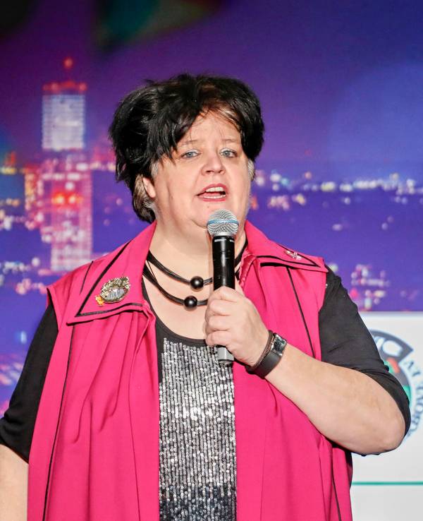 Ingrid Kühne auf der Bühne.