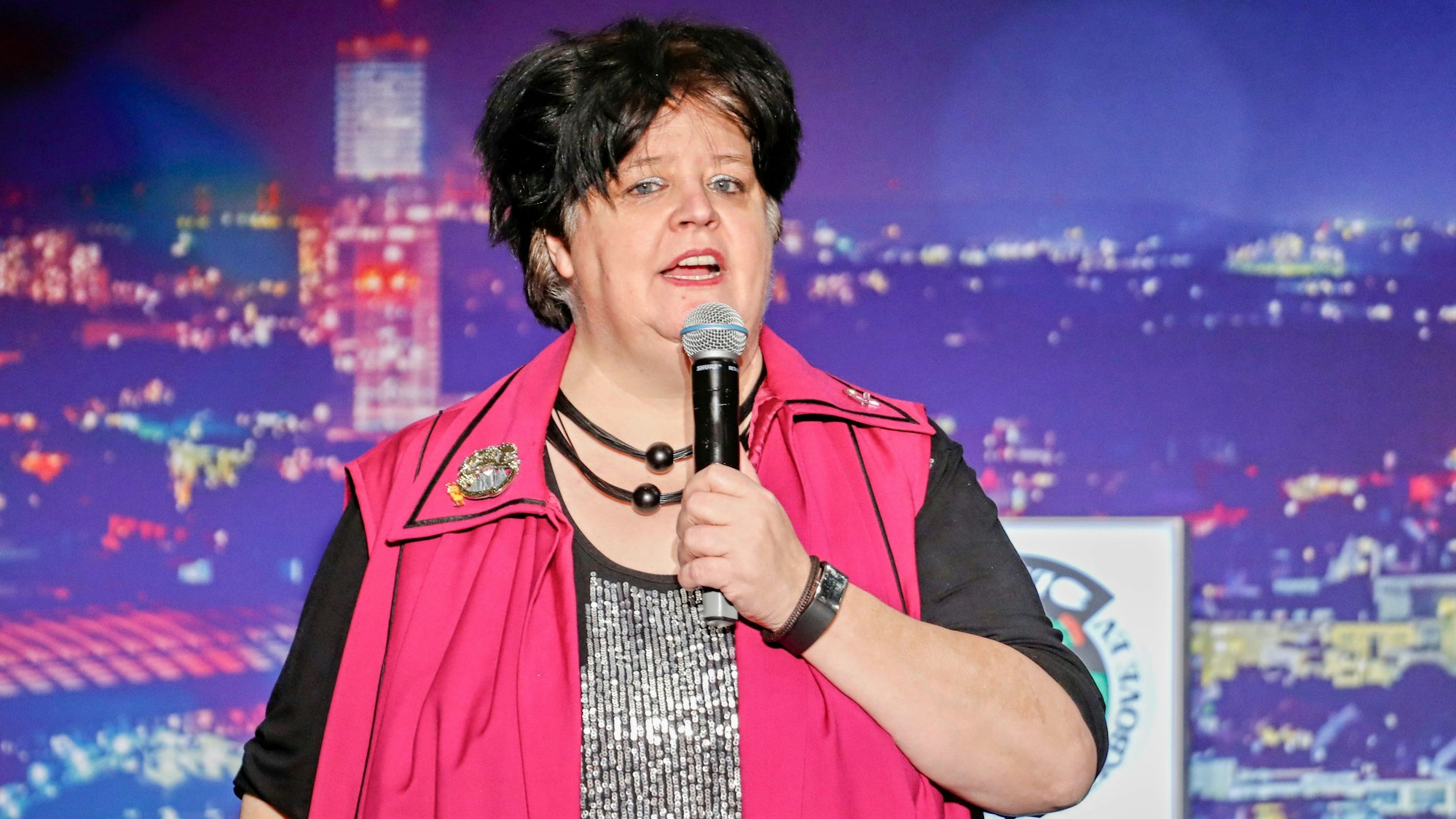 Ingrid Kühne auf der Bühne.