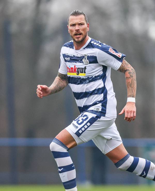 Daniel Ginczek vom MSV Duisburg läuft im Testspiel gegen Mönchengladbach über den Platz.