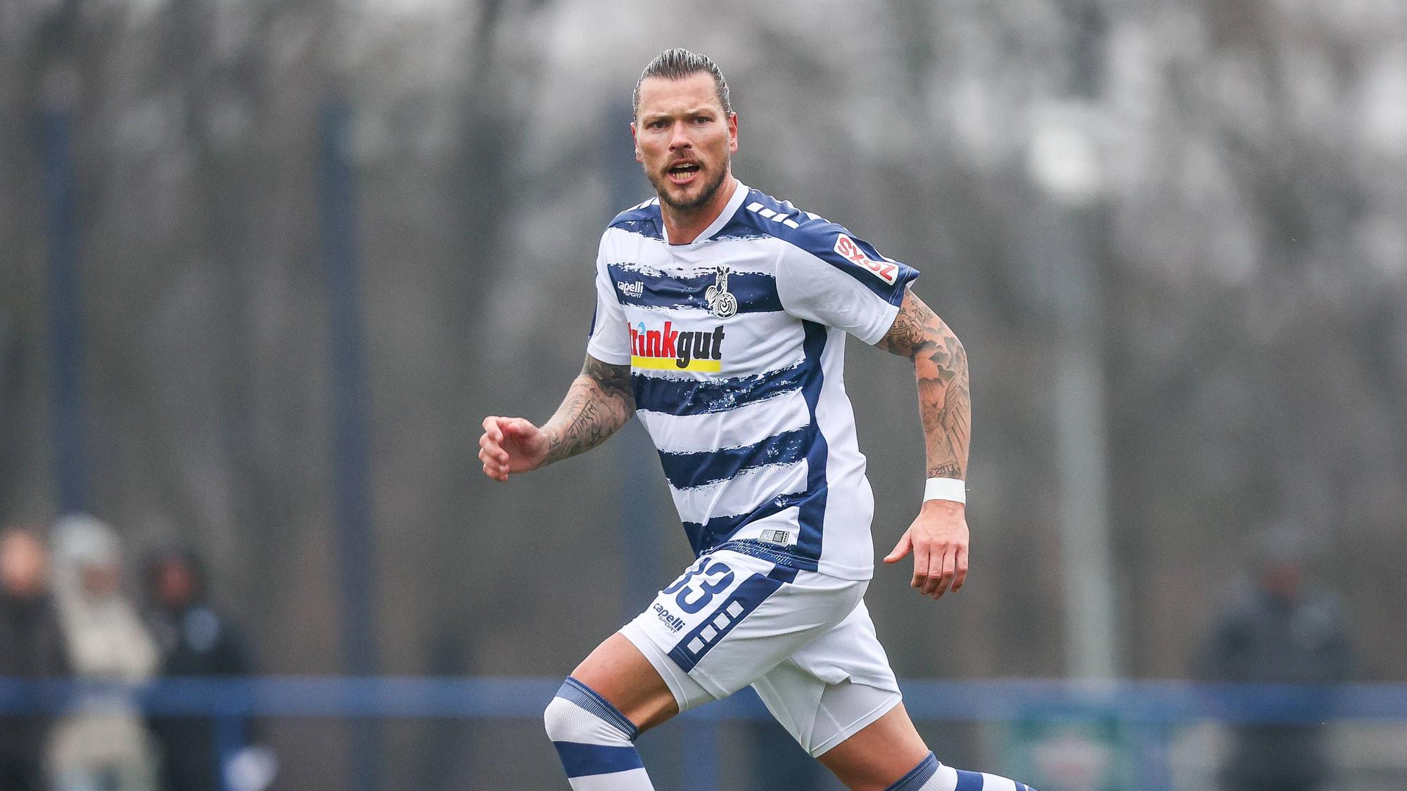 Daniel Ginczek vom MSV Duisburg läuft im Testspiel gegen Mönchengladbach über den Platz.