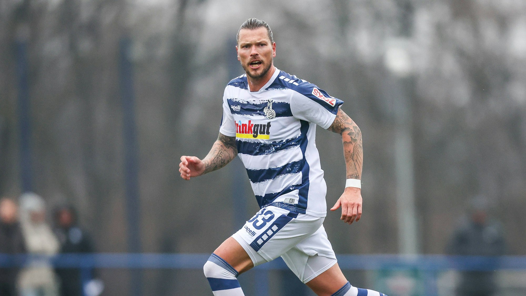 Daniel Ginczek vom MSV Duisburg läuft im Testspiel gegen Mönchengladbach über den Platz.