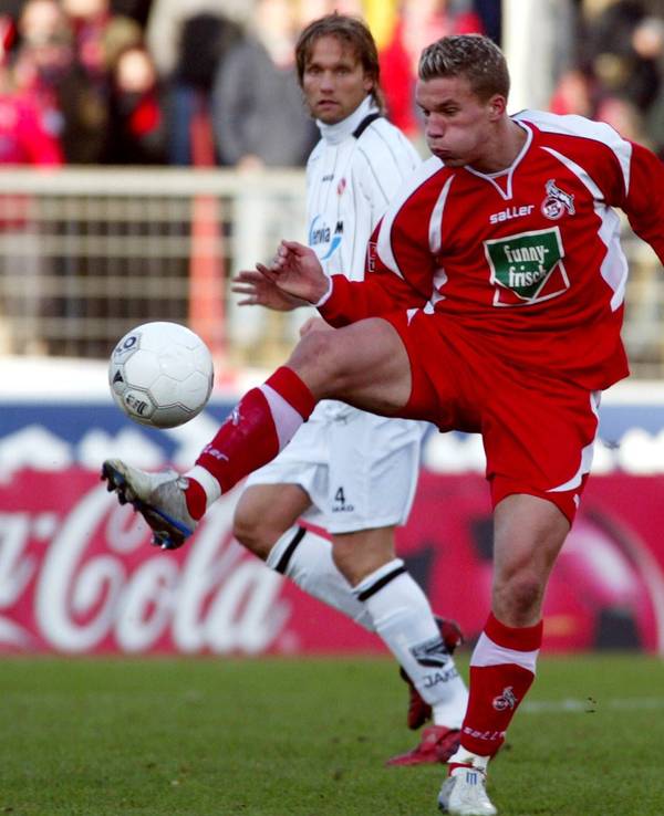 Lukas Podolski bei der Ballannahme im Stadion (23. Januar 2005).
