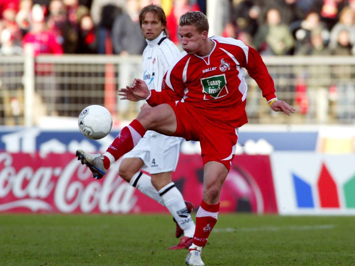 Lukas Podolski bei der Ballannahme im Stadion (23. Januar 2005).