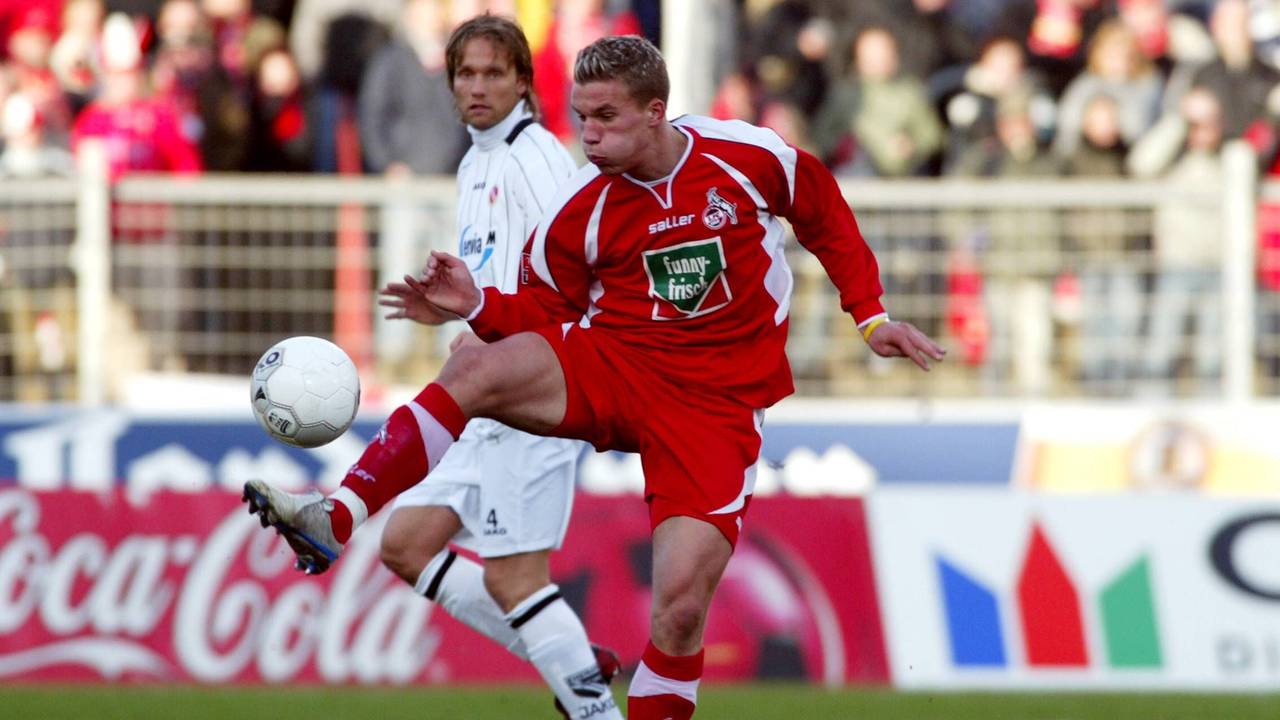 Lukas Podolski bei der Ballannahme im Stadion (23. Januar 2005).