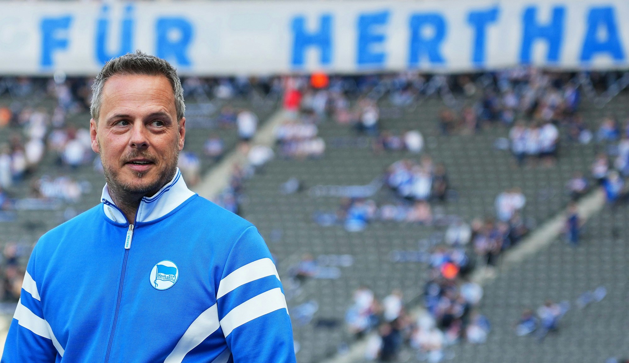 Hertha-Präsident Kay Bernstein steht im Olympiastadion.