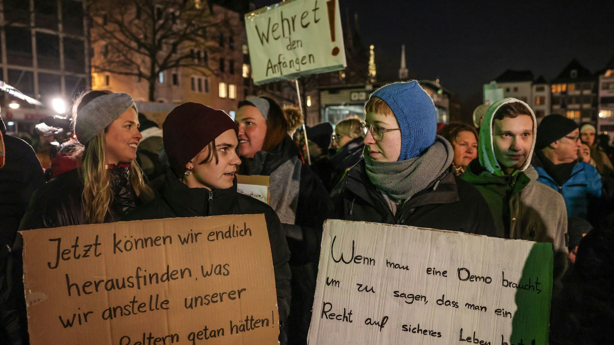 Tausende Demonstrantinnen und Demonstranten stehen auf dem Heumarkt, um gegen Rechts zu demonstrieren. Ihre Botschaften sind eindeutig.