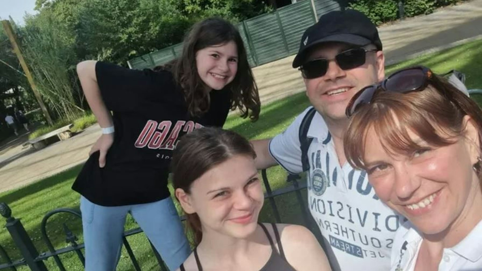 Die Familie Orbach aus Köln-Sürth lacht in die Kamera. Am 8. Januar 2024 verstarb plötzlich Marco, der Ehemann von Yvonne.