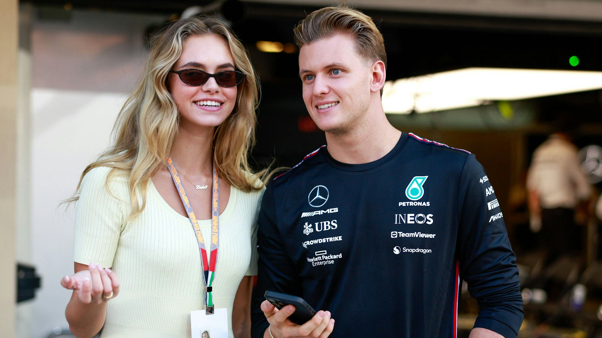 Mick Schumacher spricht im Fahrerlager der Formel 1 mit Freundin Laila Hasanovic.