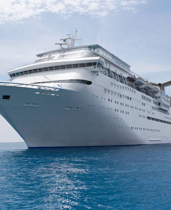Ein Kreuzfahrtschiff auf dem Meer.