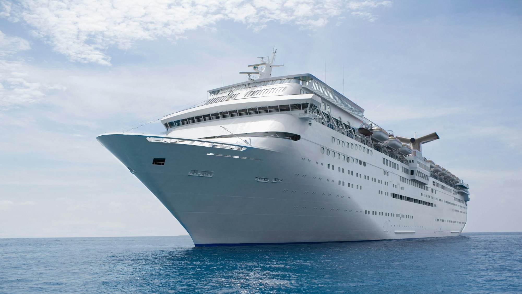 Ein Kreuzfahrtschiff auf dem Meer.