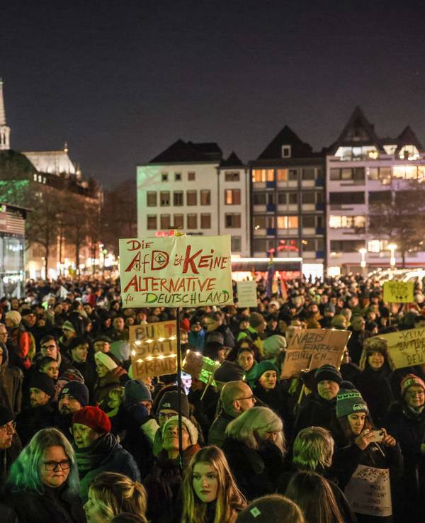 Demonstranten stehen auf dem Heumarkt.