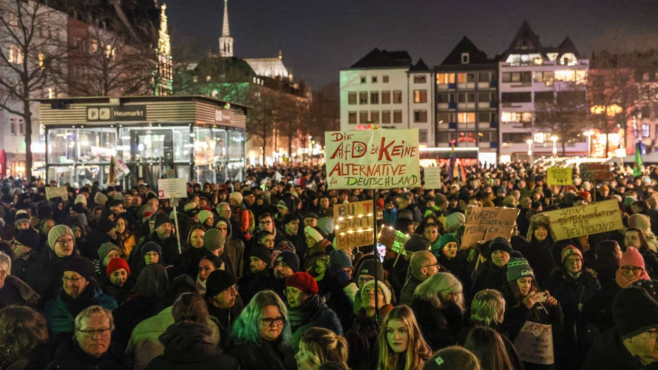 Demonstranten stehen auf dem Heumarkt.