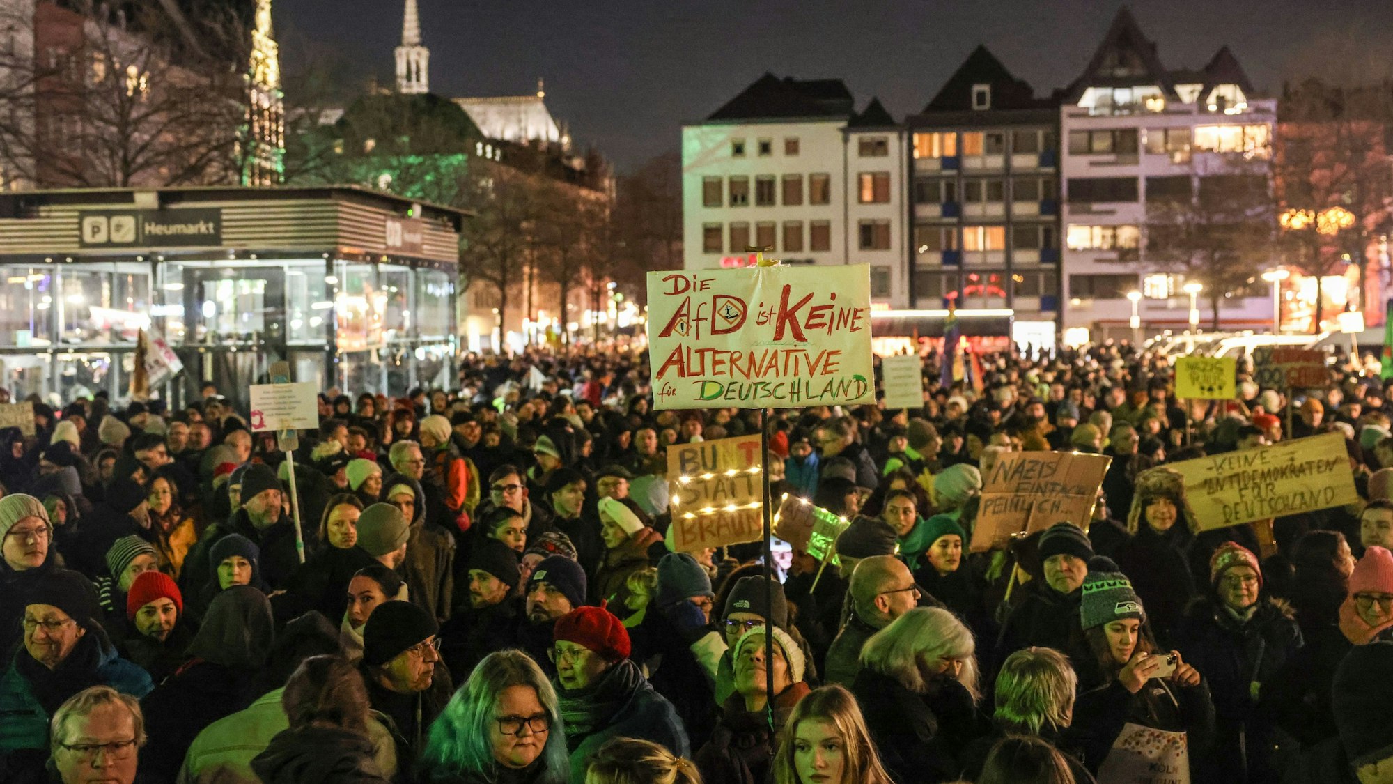 Demonstranten stehen auf dem Heumarkt.