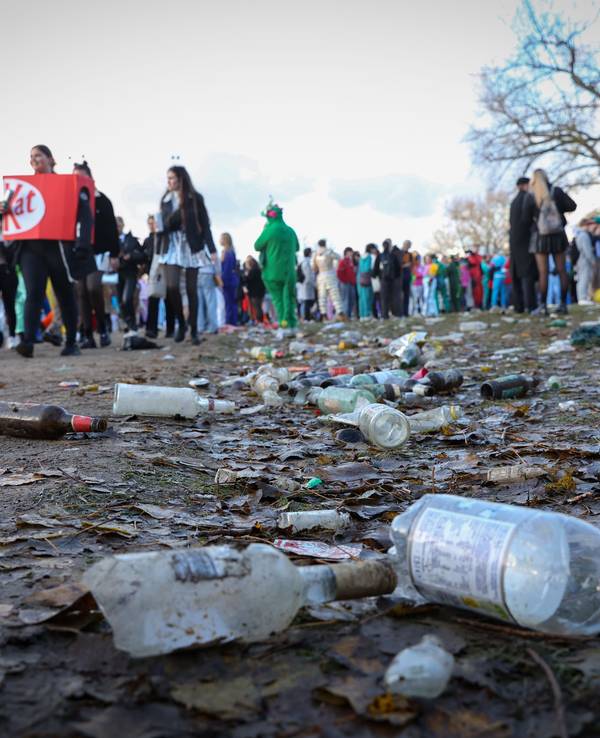 Müll und Glasflaschen liegen auf der Wiese am Aachener Weiher.