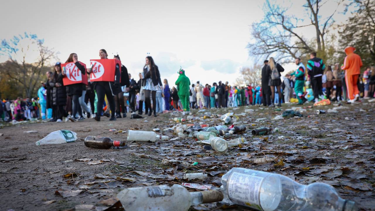 Müll und Glasflaschen liegen auf der Wiese am Aachener Weiher.