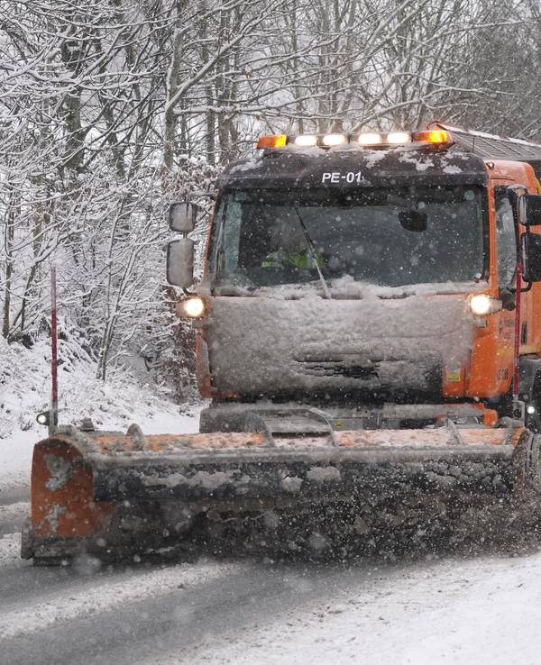 Ein Schneepflug ist auf der A66 bei Keswick im Einsatz.