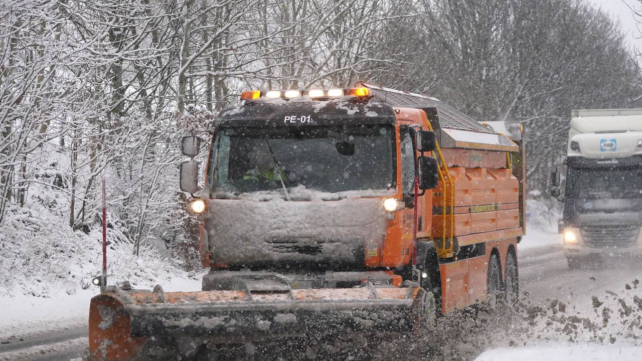 Ein Schneepflug ist auf der A66 bei Keswick im Einsatz.
