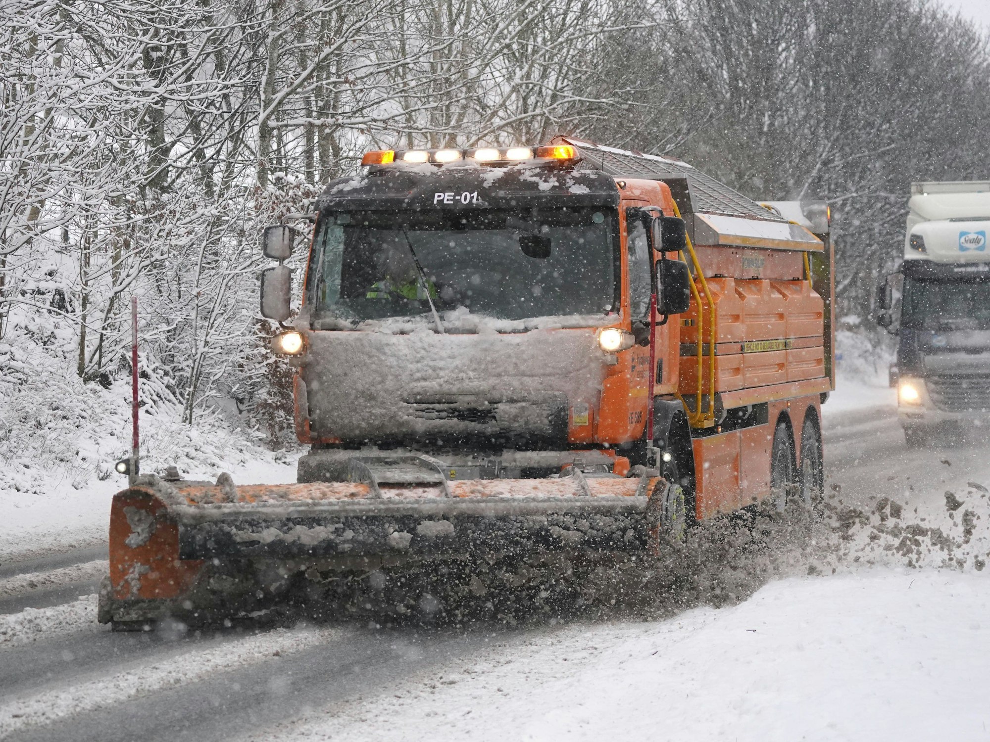 Ein Schneepflug ist auf der A66 bei Keswick im Einsatz.
