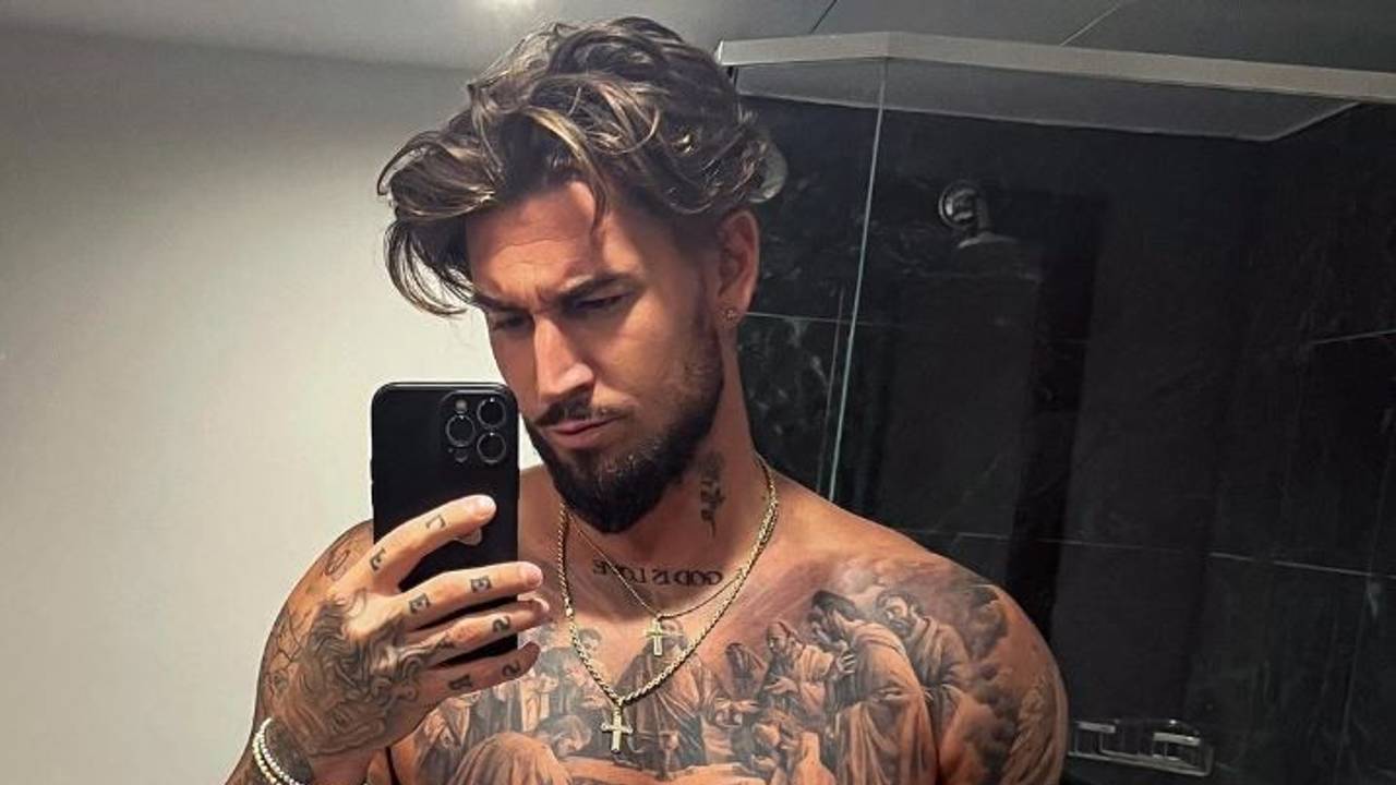 Mike Heiter posiert oberkörperfrei für ein Spiegelselfie