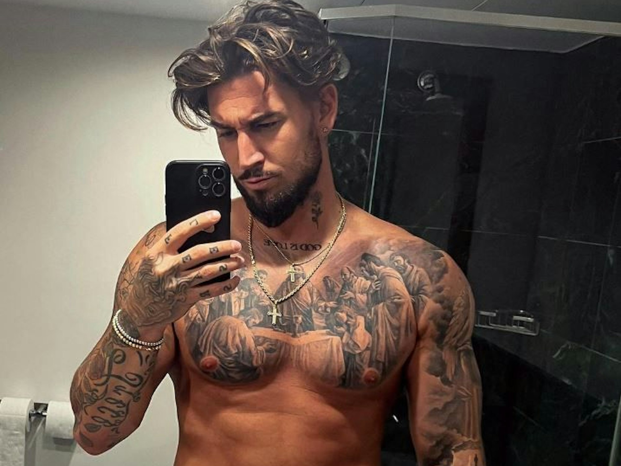 Mike Heiter posiert oberkörperfrei für ein Spiegelselfie