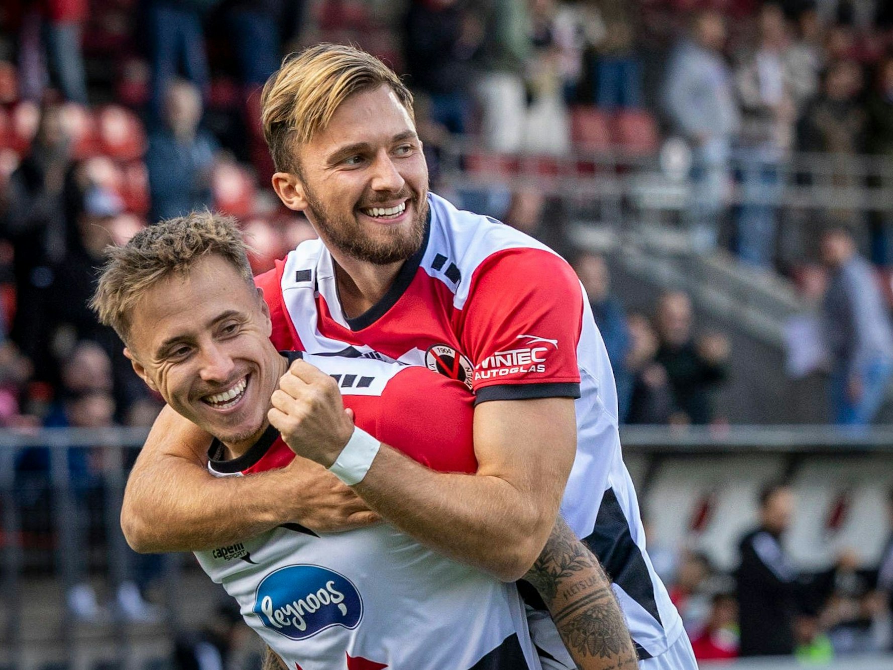 Valdrin Mustafa jubelt auf dem Rücken von Luca Marseiler.