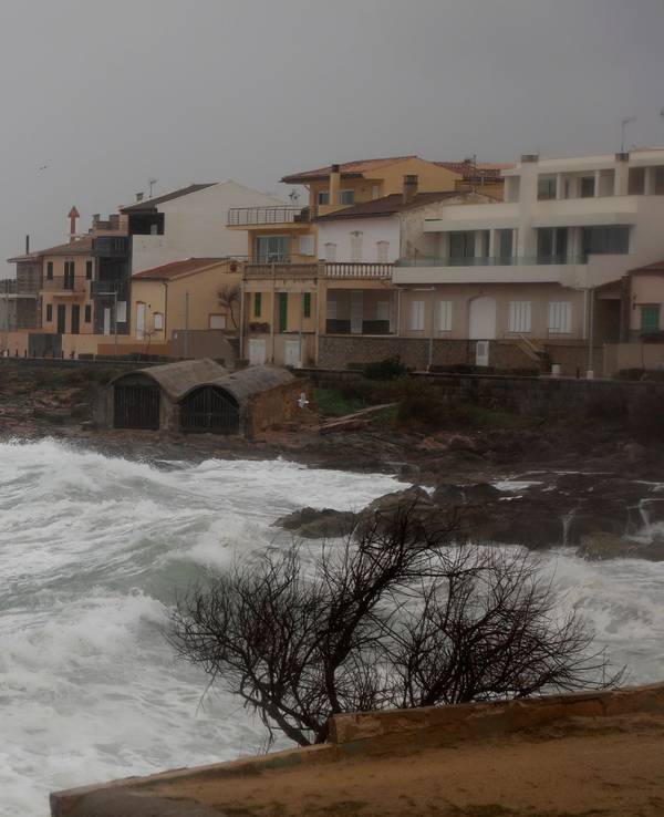 Wellen treffen bei stürmischem Wetter bei Can Picafort, Mallorca ans Ufer.