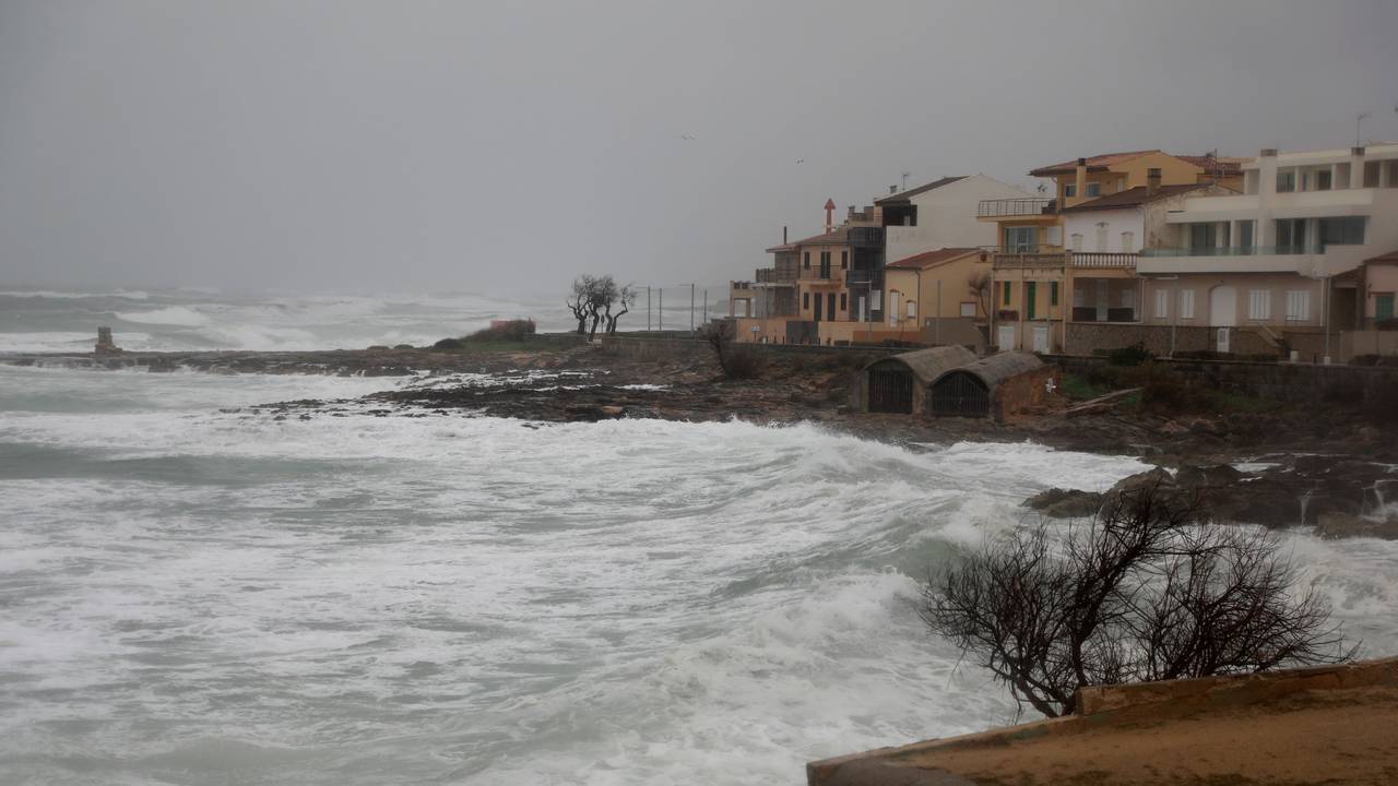 Wellen treffen bei stürmischem Wetter bei Can Picafort, Mallorca ans Ufer.