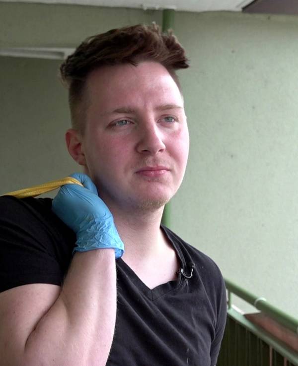 Das Foto stammt aus der RTLZWEI-Dokusoap „Hartz und herzlich“ und zeigt Darsteller Jonas aus den Mannheimer Benz-Baracken mit einer Mülltüte in der Hand.