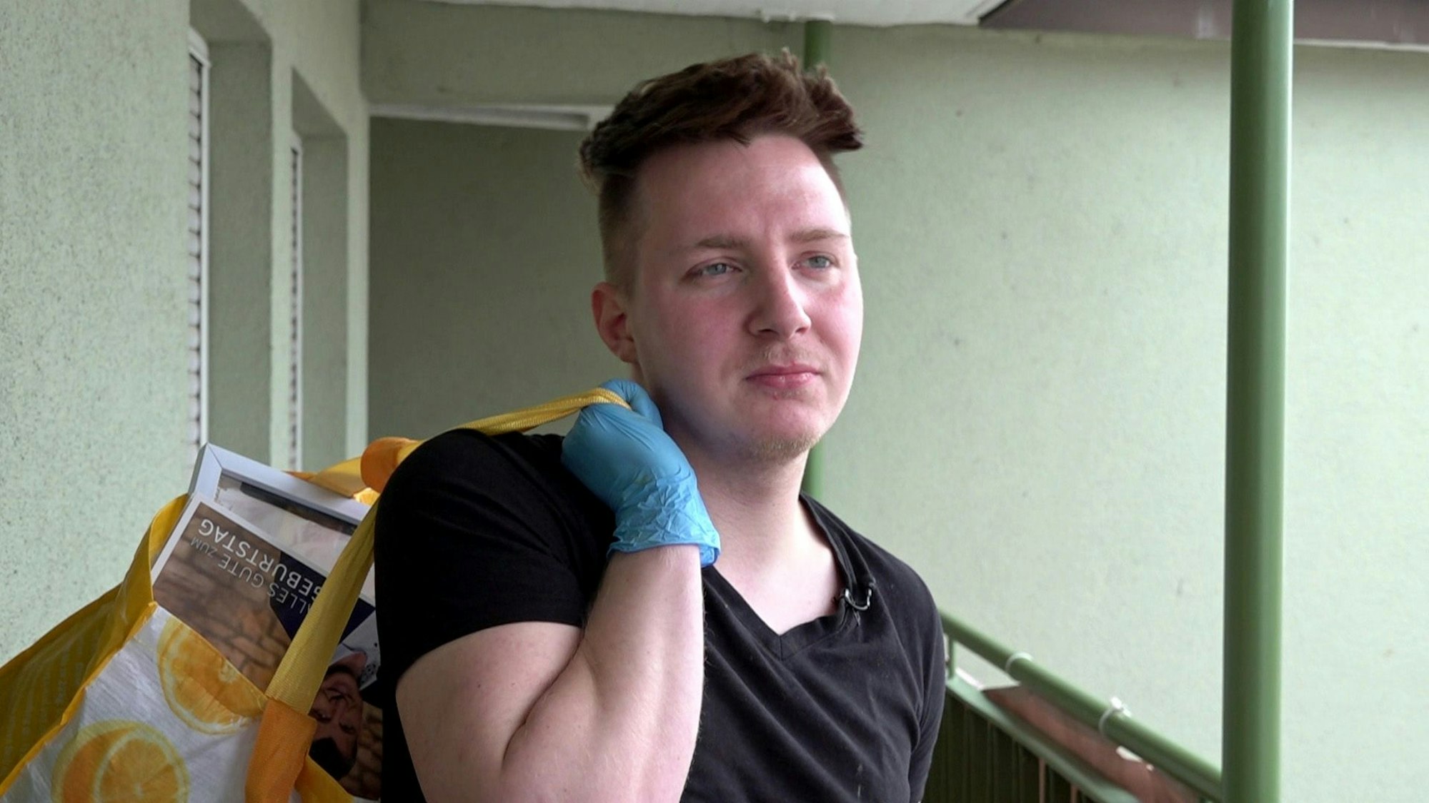 Das Foto stammt aus der RTLZWEI-Dokusoap „Hartz und herzlich“ und zeigt Darsteller Jonas aus den Mannheimer Benz-Baracken mit einer Mülltüte in der Hand.