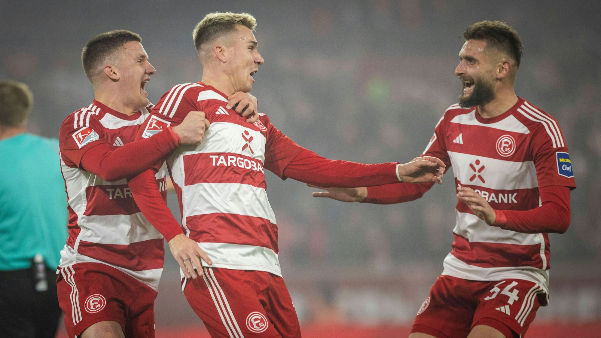 Fortuna Düsseldorfs Christos Tzolis jubelt mit seinen Teamkollegen Felix Klaus und Nicolas Gavory beim Spiel gegen den FC Schalke 04.