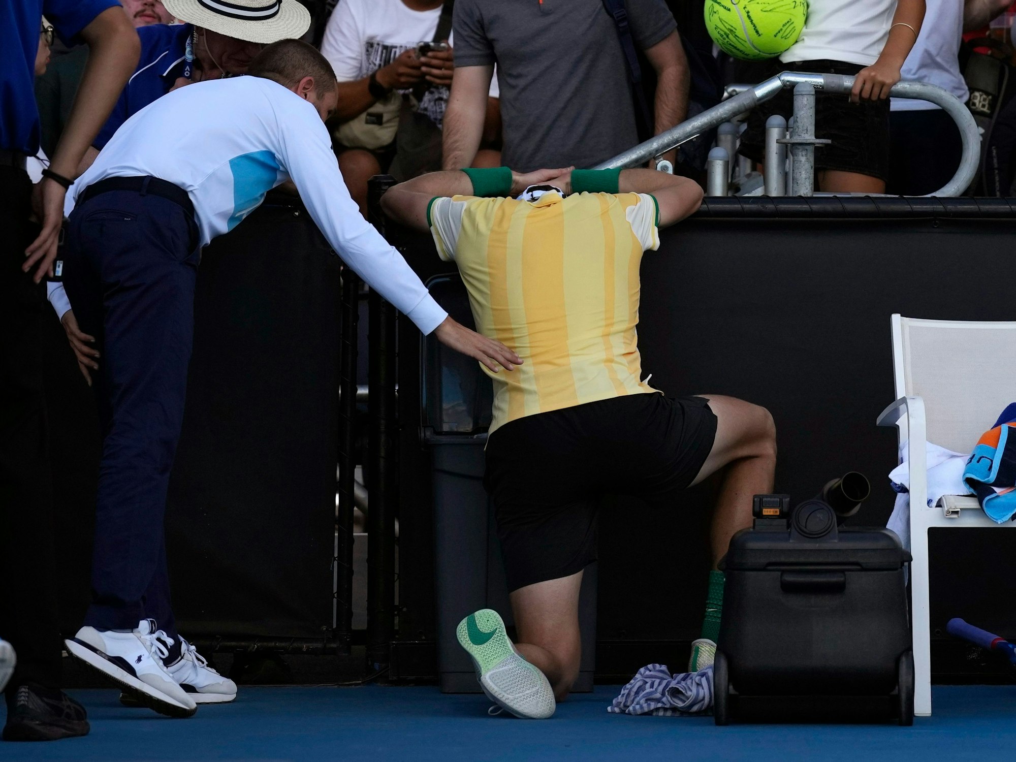 Jack Draper muss sich nach seinem Erstrunden-Mach gegen Marcos Giron übergeben. Der Stuhlschiedsrichter erkundigt sich nach seinem Zustand.