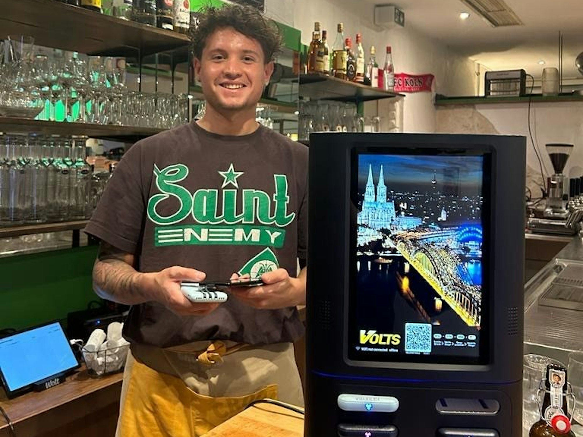 Santi mit Powerbank-Automat.