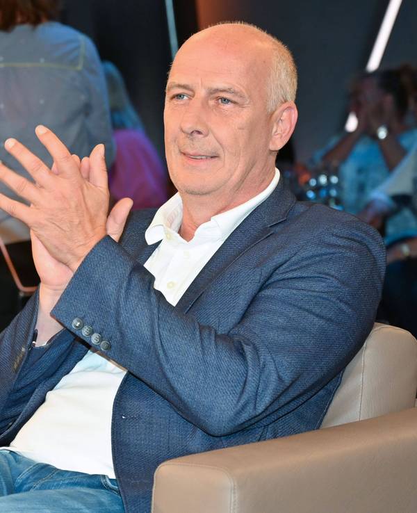 Mario Basler sitzt bei der „NDR Talk Show“ im Studio.