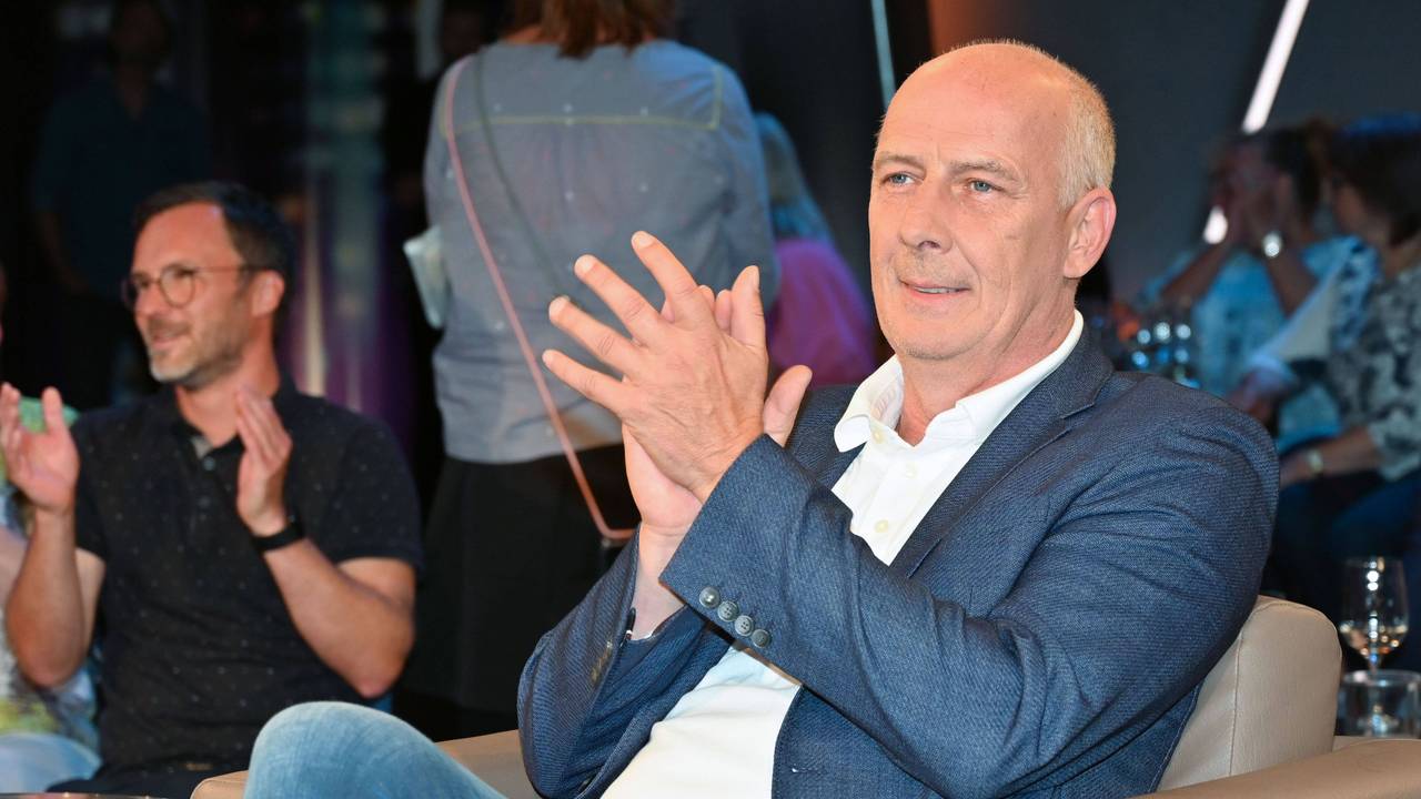 Mario Basler sitzt bei der „NDR Talk Show“ im Studio.