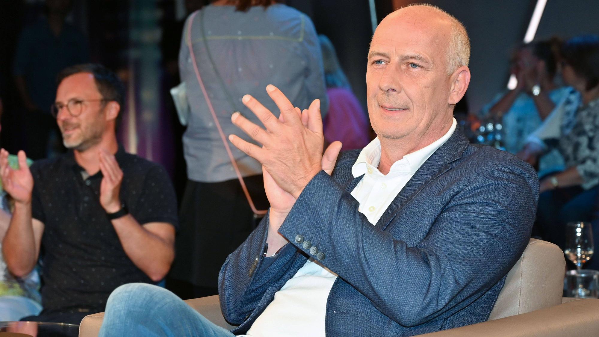 Mario Basler sitzt bei der „NDR Talk Show“ im Studio.