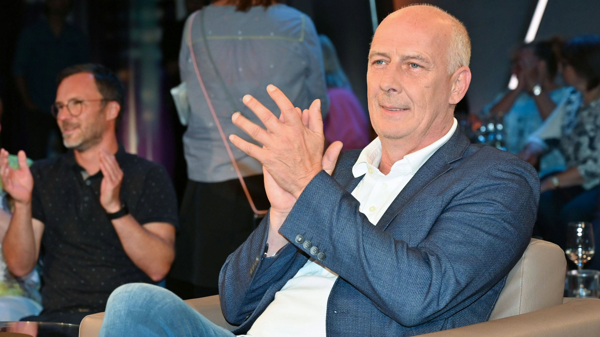 Mario Basler sitzt bei der „NDR Talk Show“ im Studio.