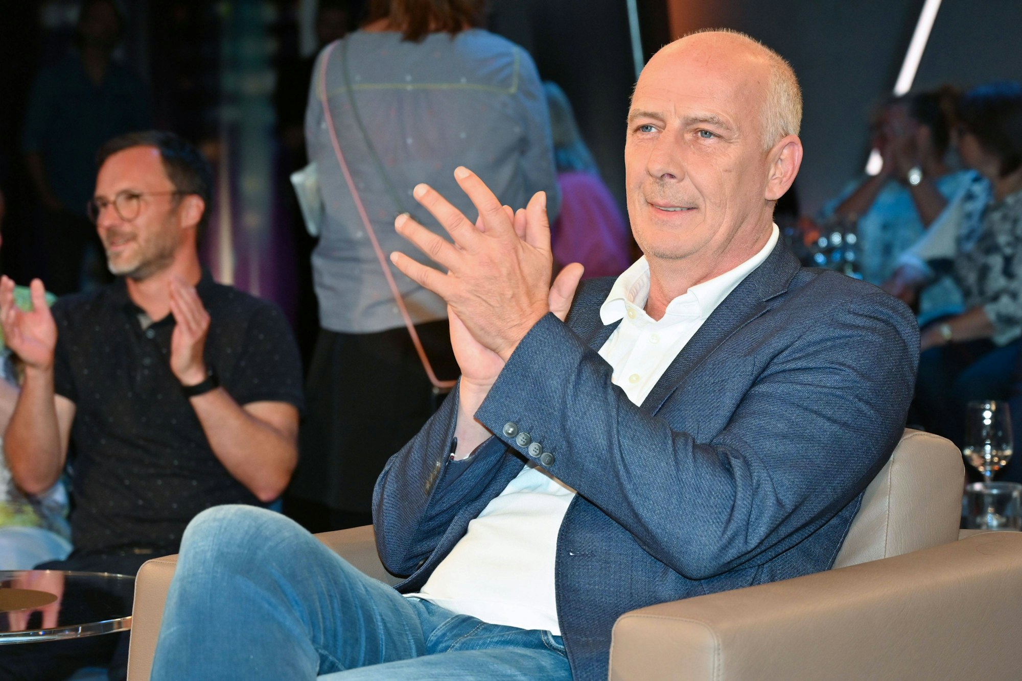 Mario Basler sitzt bei der NDR-„Talk Show“ und klatscht.