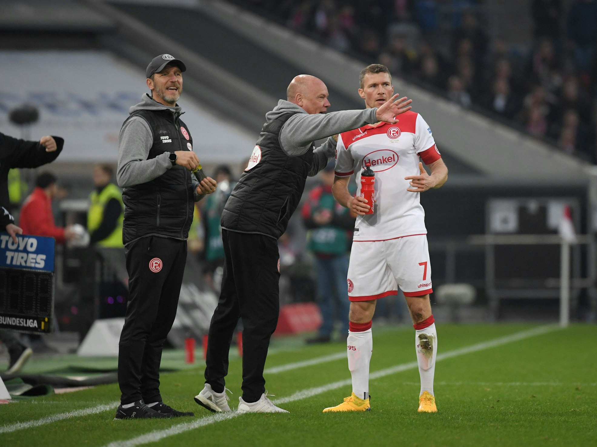 Physiotherapeut Carsten Fiedler (l.), hier gemeinsam mit Ex-Trainer Uwe Rösler und Düsseldorf-Profi Oliver Fink am 1. Februar 2020 im Spiel gegen Eintracht Frankfurt.