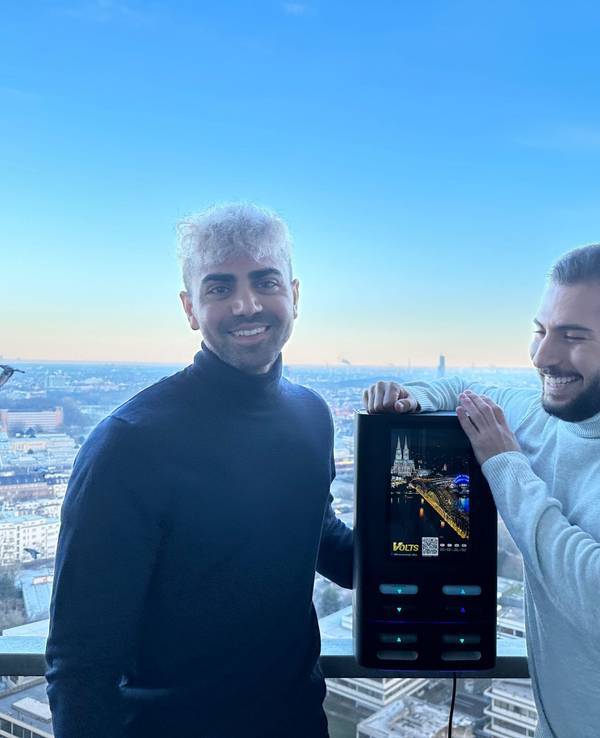 Mohammad Mehrani (l.) und Cem Özdilmac präsentieren den Powerbank-Automaten.