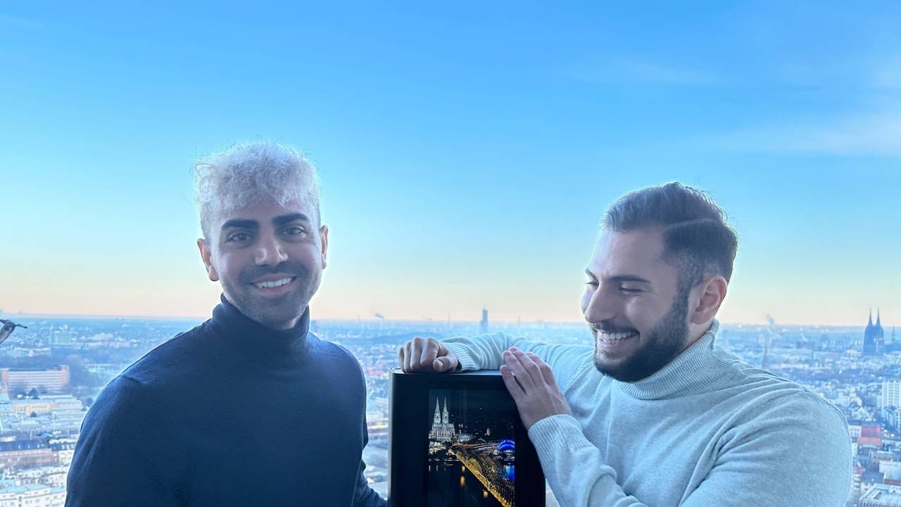Mohammad Mehrani (l.) und Cem Özdilmac präsentieren den Powerbank-Automaten.