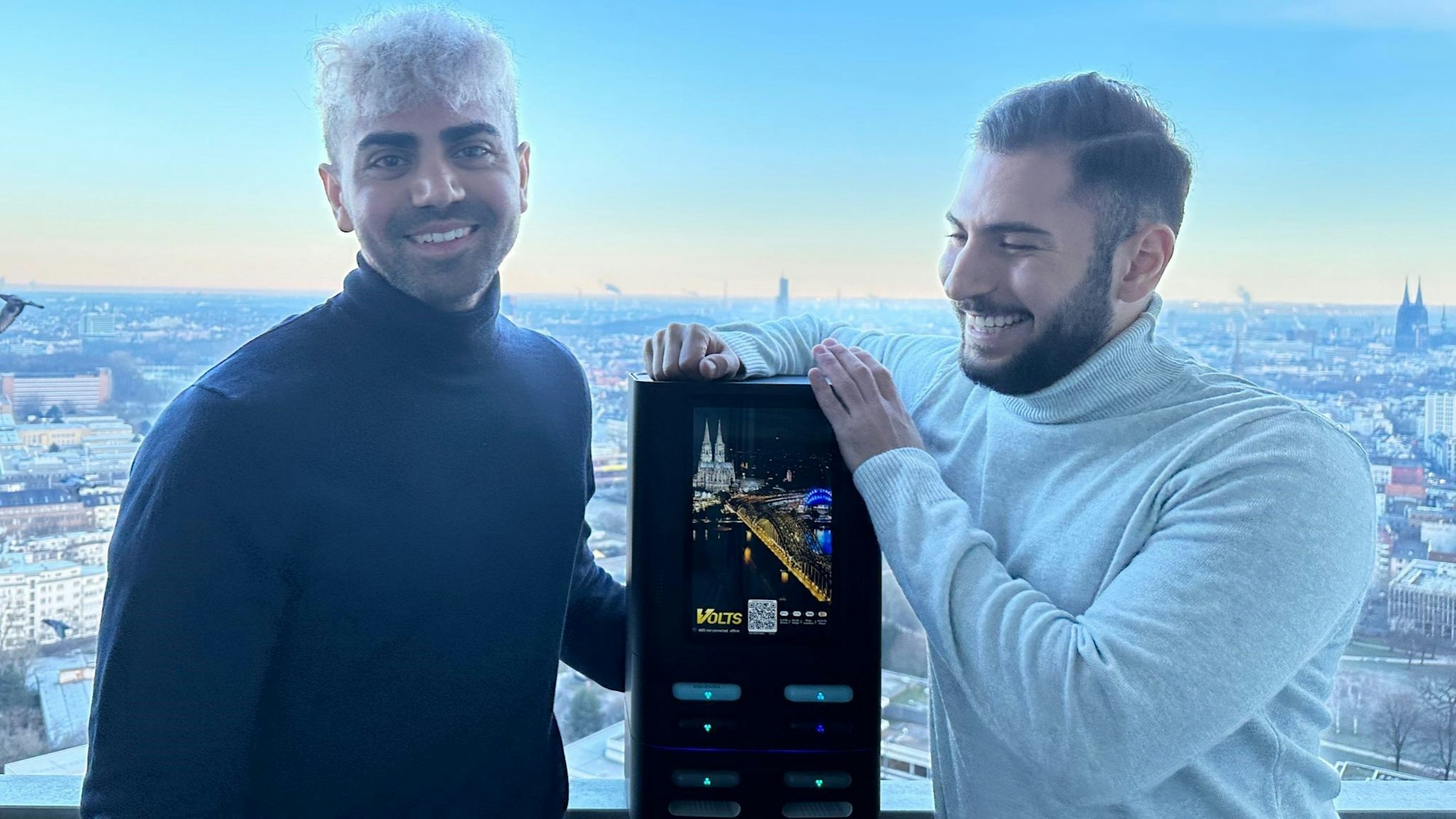 Mohammad Mehrani (l.) und Cem Özdilmac präsentieren den Powerbank-Automaten.