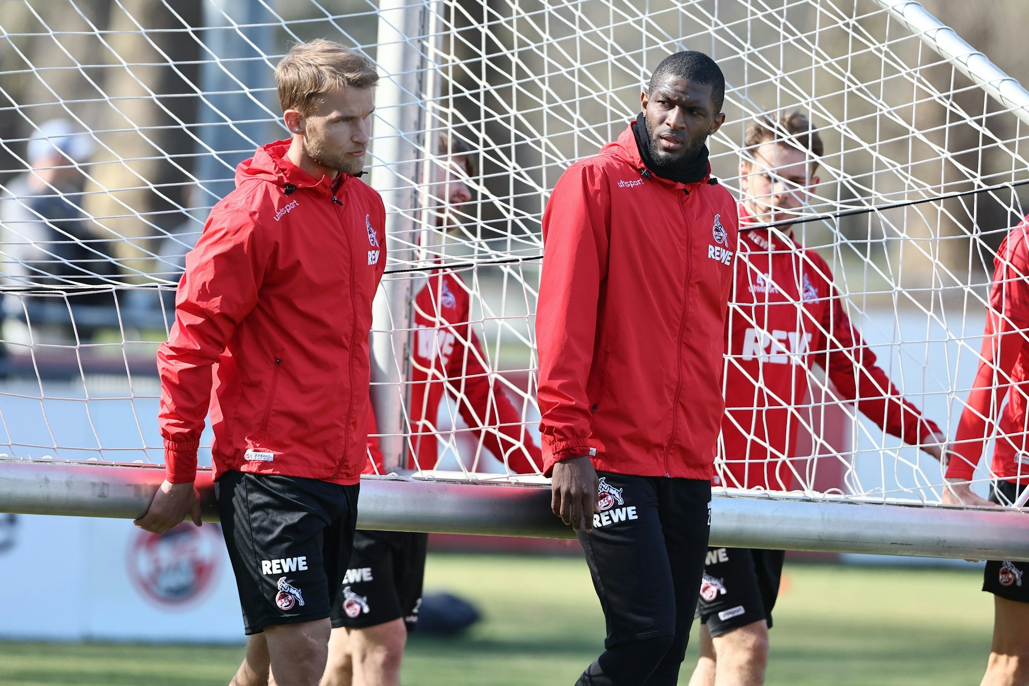 Sebastian Andersson und Anthony Modeste tragen ein Tor.