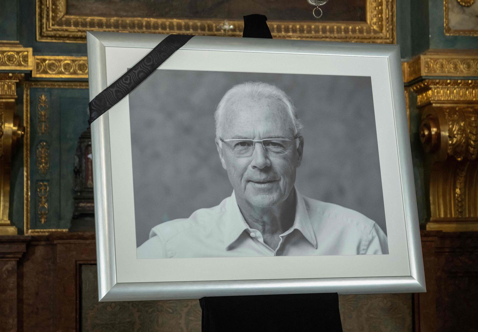 Das schwarz-weiß Bild von Franz Beckenbauer bei seiner Beerdigung.