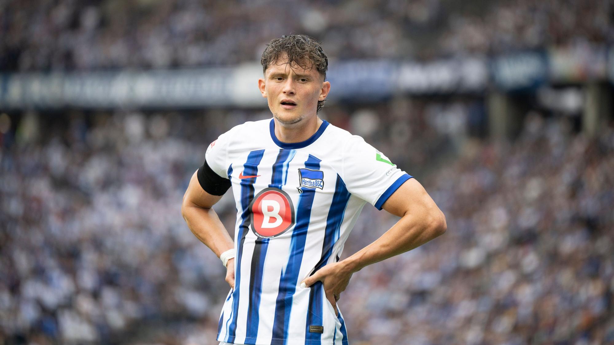 Fabian Reese stemmt die Hände in die Hüften.