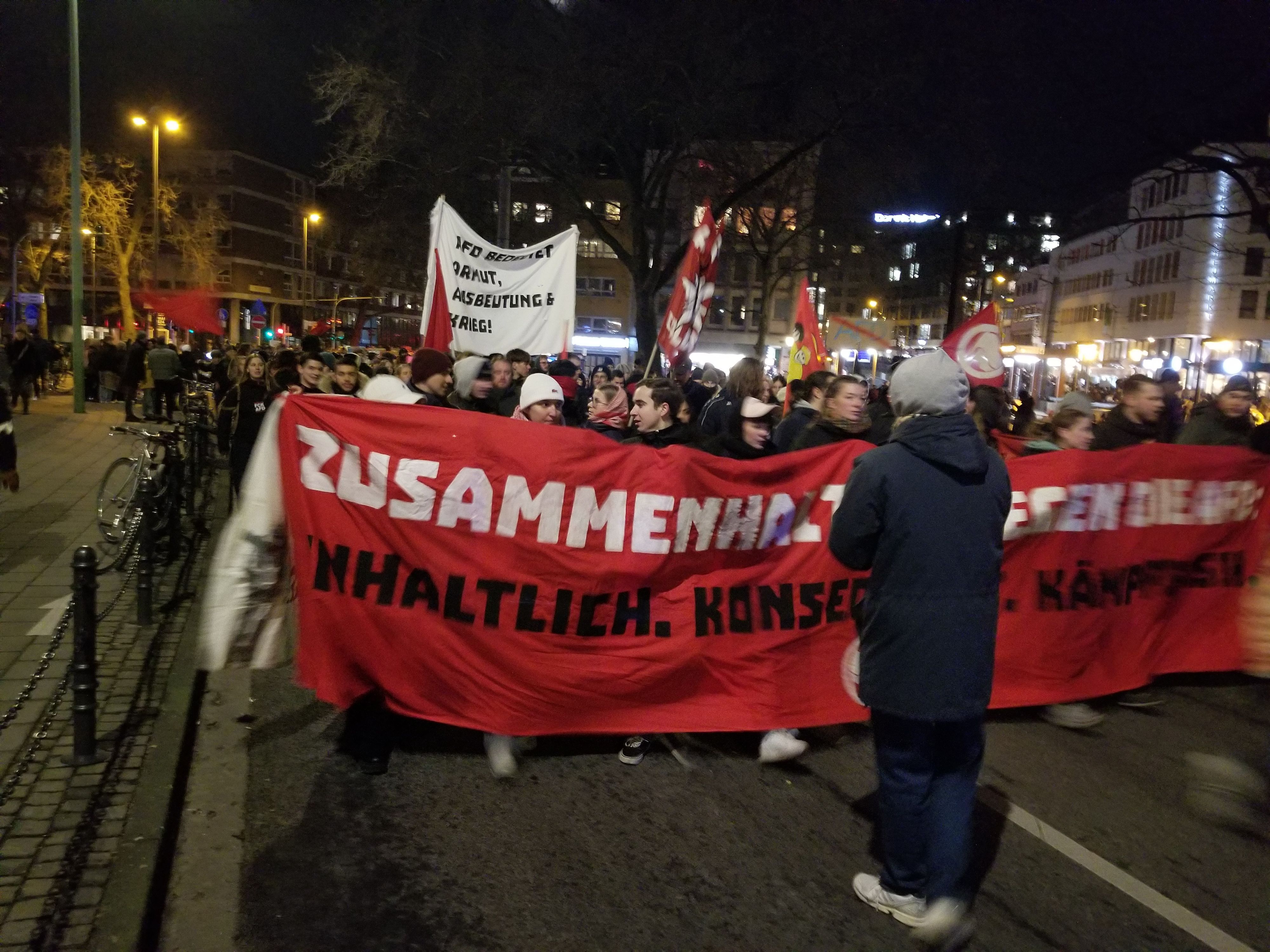 Der Demozug gegen Rechts erreicht die Deutzer Brücke.