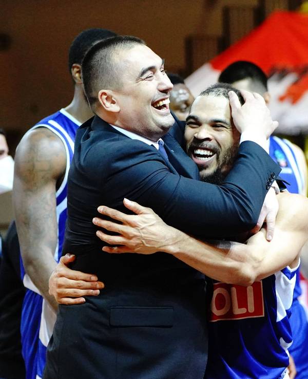 Dejan Milojevic und Justin Cobbs umarmen sich.
