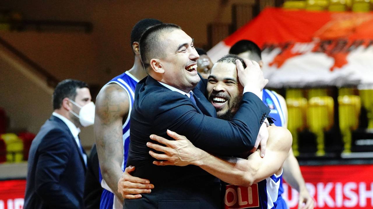 Dejan Milojevic und Justin Cobbs umarmen sich.
